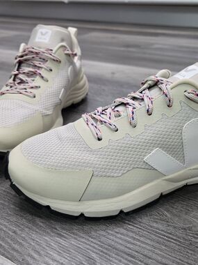 Veja Dekkan Alveomesh sneakers in the "Natural White" colorway